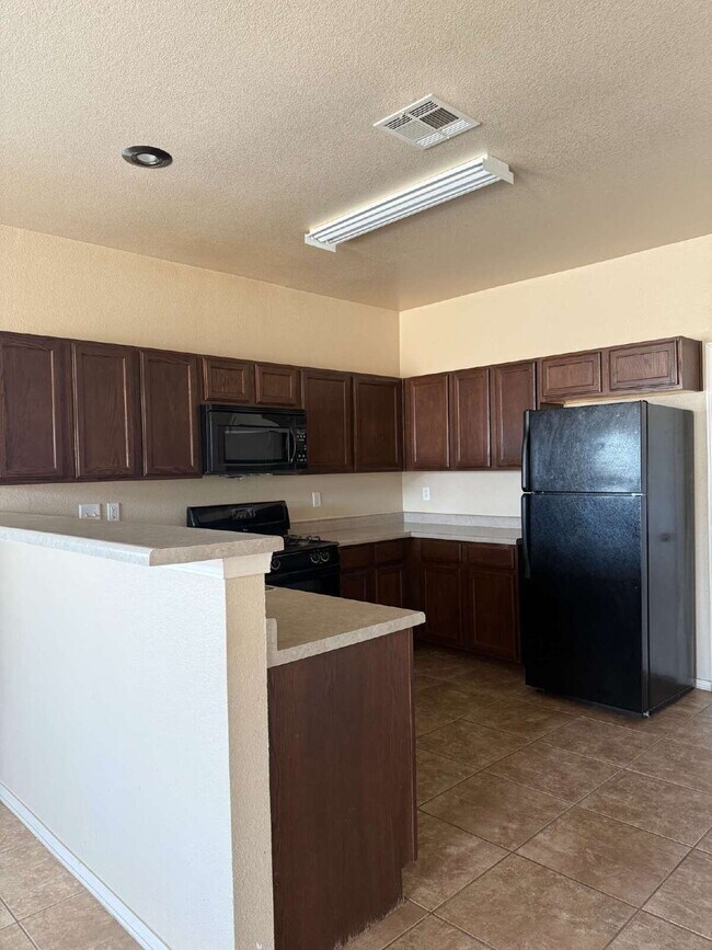 Building Photo - Cozy three-bedroom two bath at a great location! 10429 Silvercloud Drive, El Paso, Texas 79924