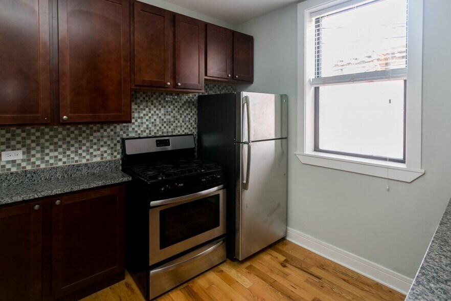 Building Photo - 4418 N Wolcott Ave