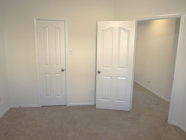 Building Photo - Conveniently located townhome in gated com...