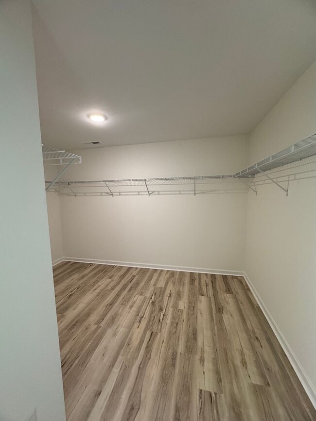 Building Photo - 4 Bedrooms! 1st Month's Rent Free!!