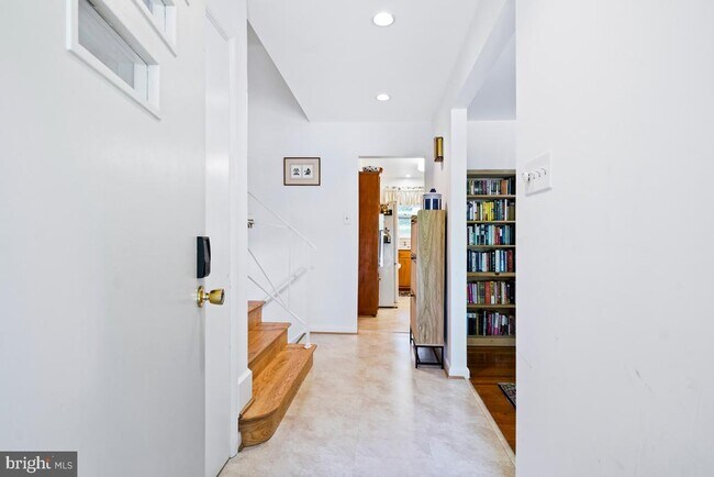 Building Photo - 8504 Sundale Dr