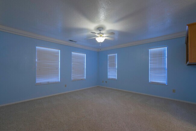 Building Photo - Spacious Stand Alone Home