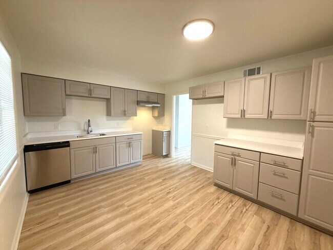Building Photo - 5805 Blueridge Dr