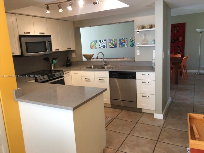 Building Photo - 1831 Sabal Palm Dr