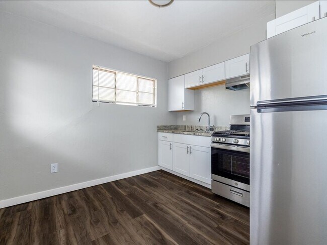 Building Photo - 2 Bedroom 1 Bathroom with Enclosed Backyard!