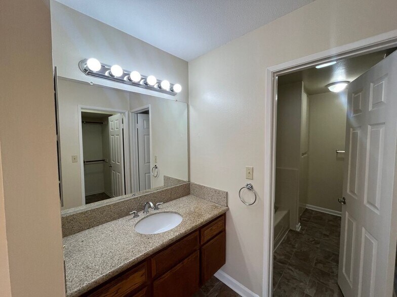 Building Photo - 430 S Niagara St