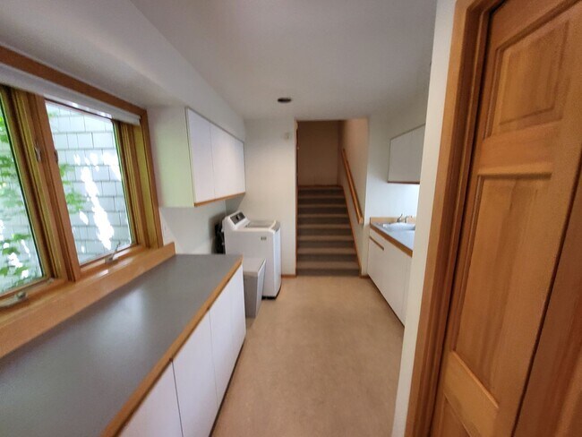 Building Photo - FULLY FURNISHED - 3 Bed 3 Full bath-office/bonus/craft room-walk to river