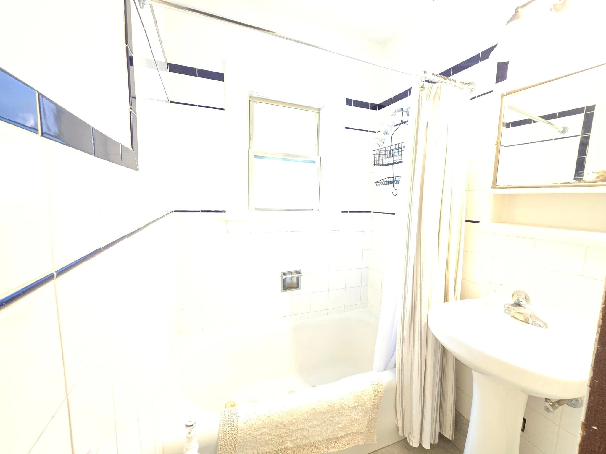 Building Photo - 1913 Douglas St