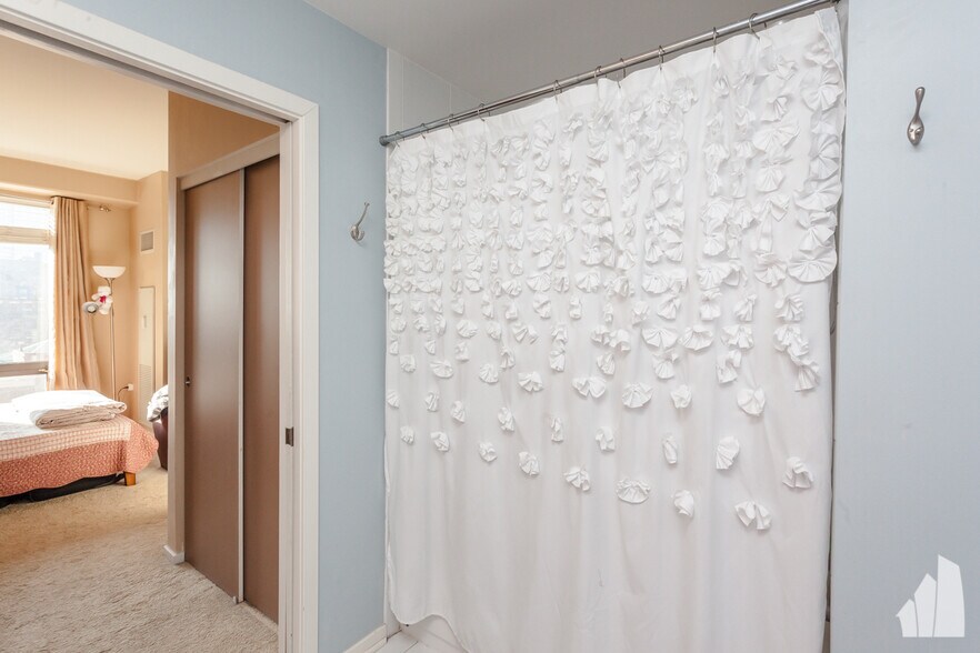 Building Photo - 1 E 8th St