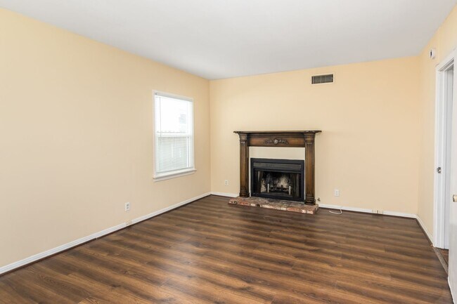 Building Photo - Charming 2-Bedroom Northridge Home with Pr...