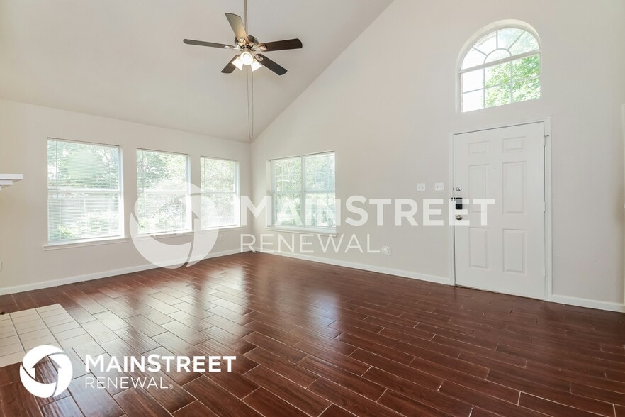 Building Photo - 4602 Lee Hutson Ln