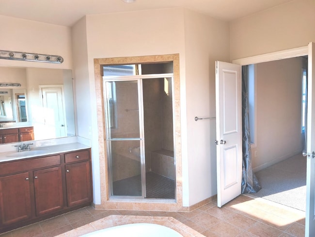 Building Photo - Luxurious Single-Family Home in Vibrant On...