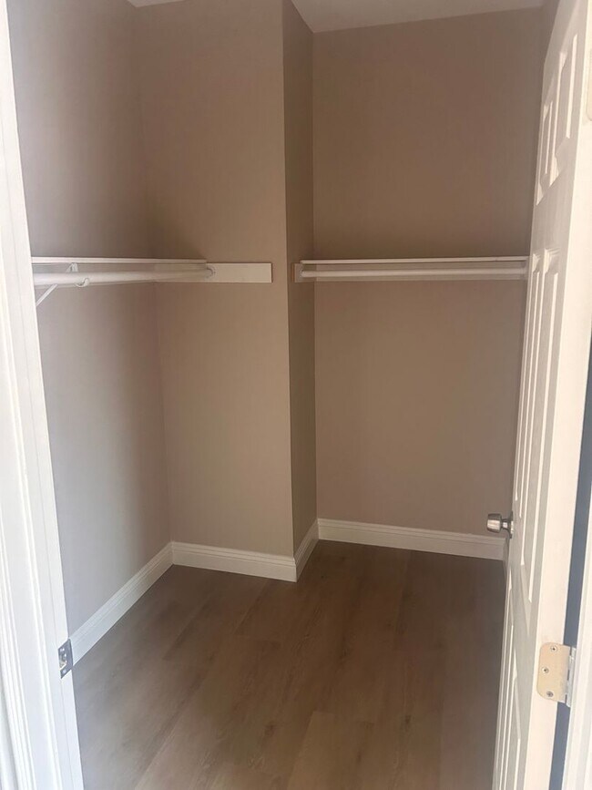 Building Photo - Moscoy Units