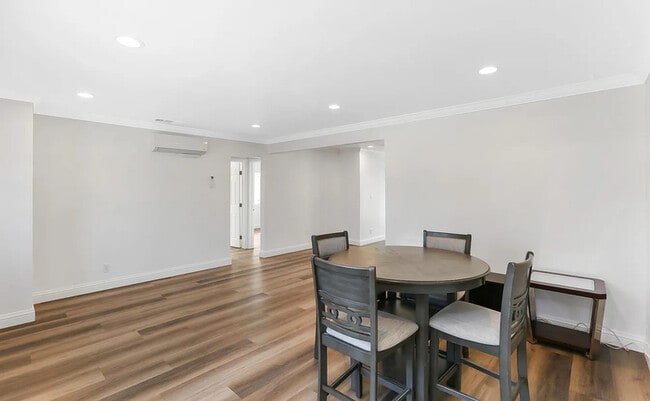 Building Photo - 420 N Batavia St