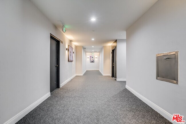 Building Photo - 1470 Rexford Dr
