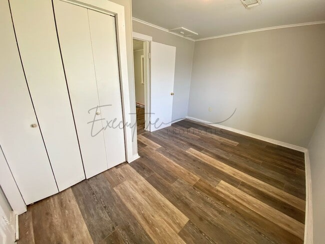 Building Photo - Simple & Comfortable 2 Bedroom Home in Iowa, LA with Large Yard & Shed