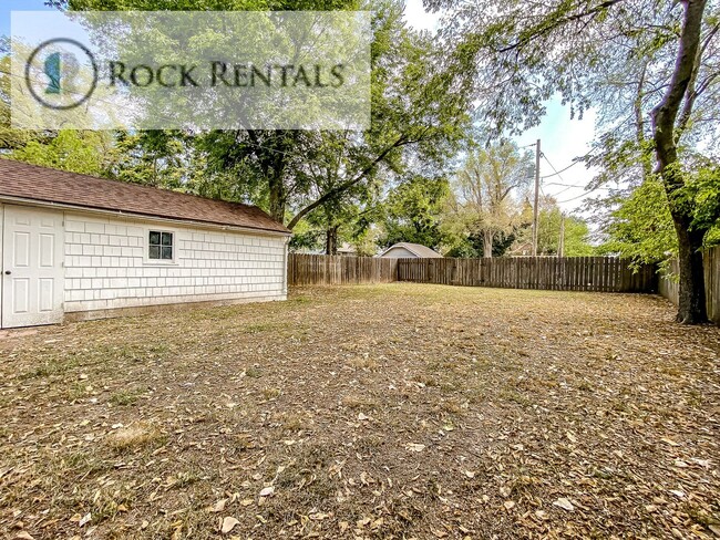 Building Photo - Updated 3 Bed 1 Bath with Large Back Yard