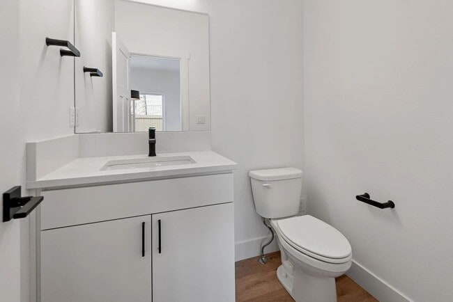 Building Photo - New Construction Townhome in SIsters