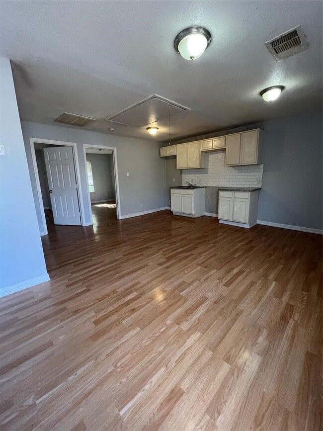 Building Photo - 5142 Higgins St