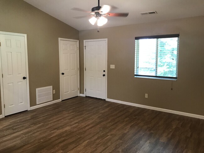 Building Photo - KU3-Santa Fe Triplex 3