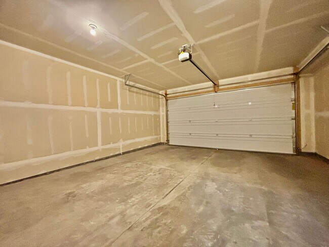 Building Photo - Beautiful 3 bed, 3 bath Townhome in West W...