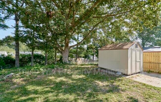 Building Photo - 9823 Meadowview Dr