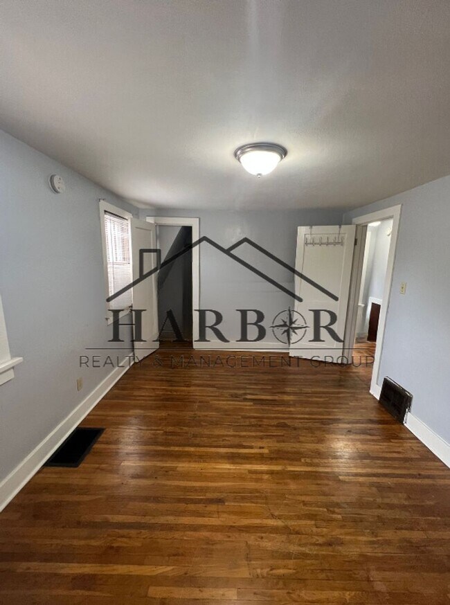Building Photo - Bright and Comfortable Living!