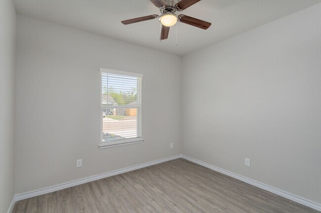 Building Photo - Elegant Home in Seguin!