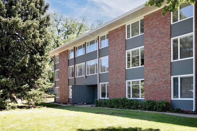 Building Photo - Top-Floor 2-Bedroom Apartment with Vaulted Ceilings!