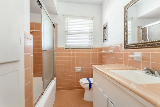 Building Photo - 3-bedroom, 2-bath home with 2-car garage in Casa View