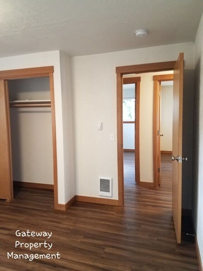 Building Photo - Spacious 3 bedroom
