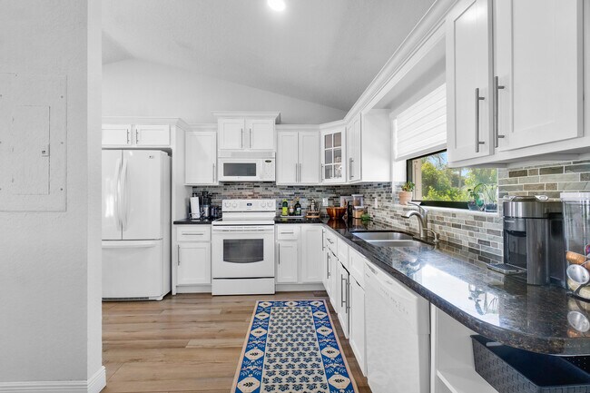 Building Photo - 6085 Robinson St