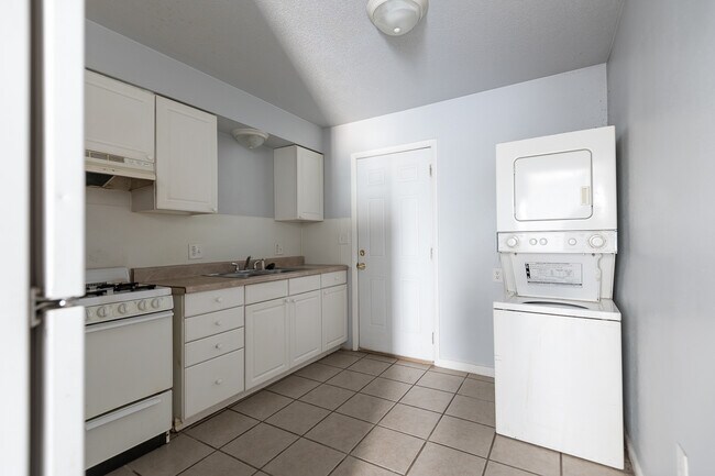 Building Photo - 131 N Duck St