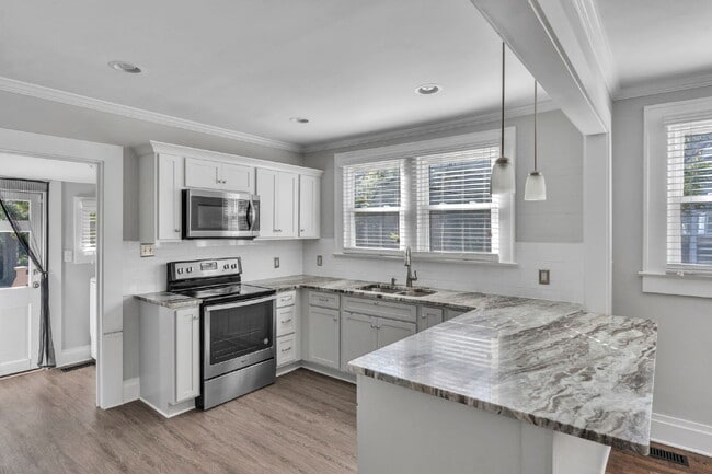 Building Photo - Stylish 2-Bed, 2-Bath Residence with Moder...