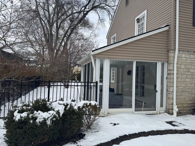 Building Photo - 3 Bedroom 1.5 Bath Single Family Home - Upper Arlington Schools