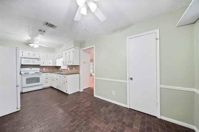 Building Photo - 523 S Rivershire Dr