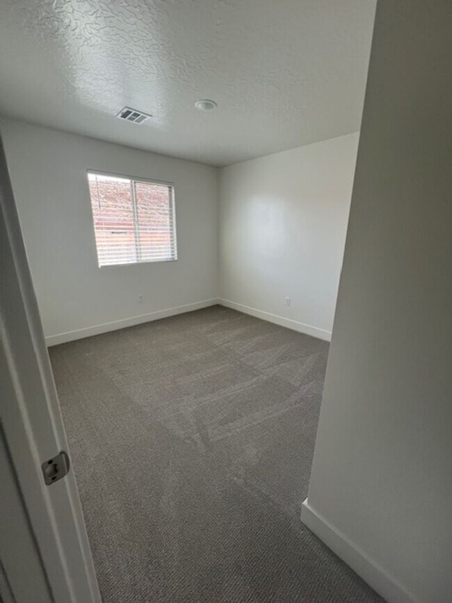 Building Photo - SPACIOUS HOME FOR RENT!