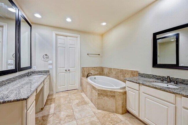 Building Photo - 2514 Maxroy St