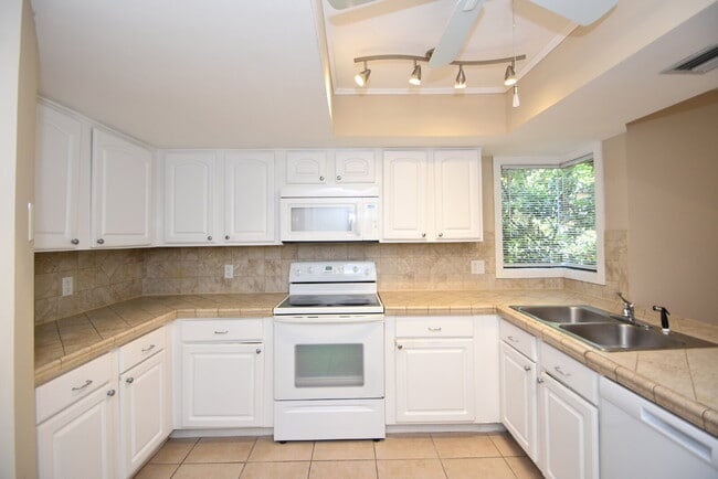 Building Photo - Second floor condo 2/1.5 located at the Fa...