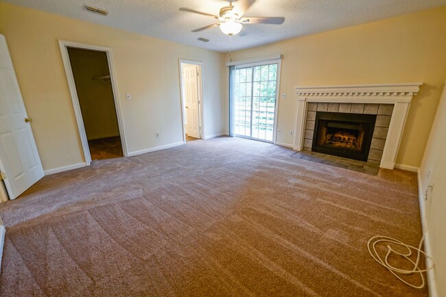 Building Photo - Super Cute 3 bedroom 3 bathroom townhome o...