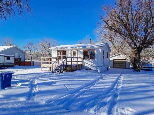 Building Photo - PET FRIENDLY 3 BED/ 2 BATH WITH GARAGE