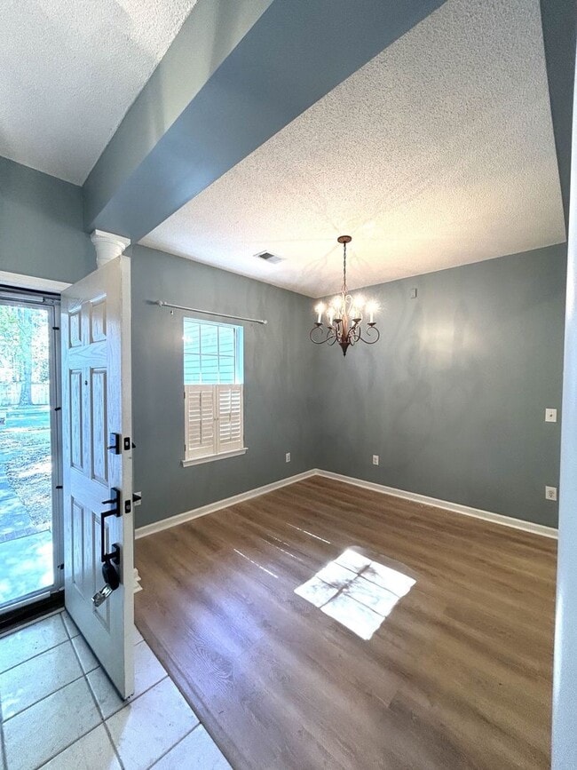 Building Photo - Spacious 3BR/2BA home in the highly desire...