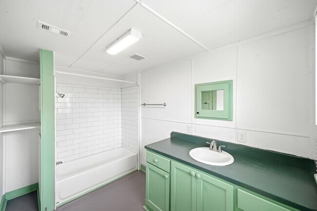 Building Photo - 313 S Blackwell St