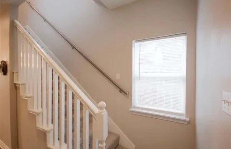 Building Photo - 210 Garrotsville St