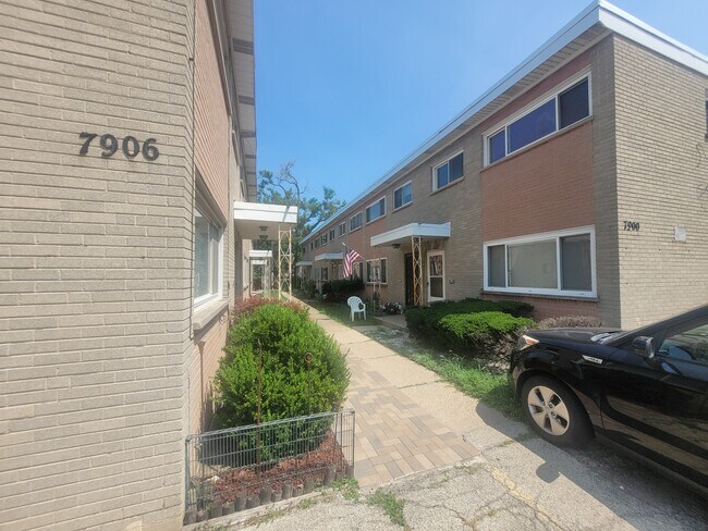 Building Photo - 7900 W Lawrence Ave
