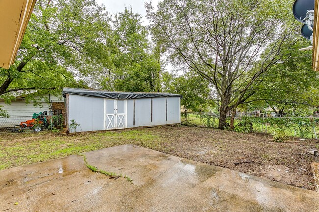 Building Photo - Bonus Room