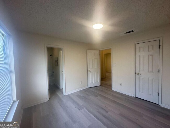 Building Photo - 839 Tramore Dr