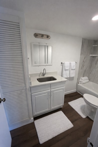 Downstairs bathroom - 1290 Starling Ln