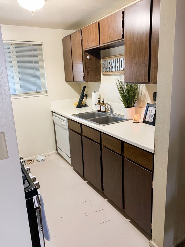 Building Photo - B/1B Pet Friendly Apartment South of BYU