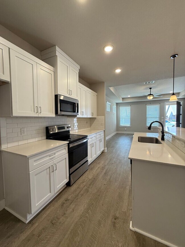 Building Photo - 3/2/2 GODLEY ISD - CUSTOM Upgrades Pets Welcome Commuter Friendly